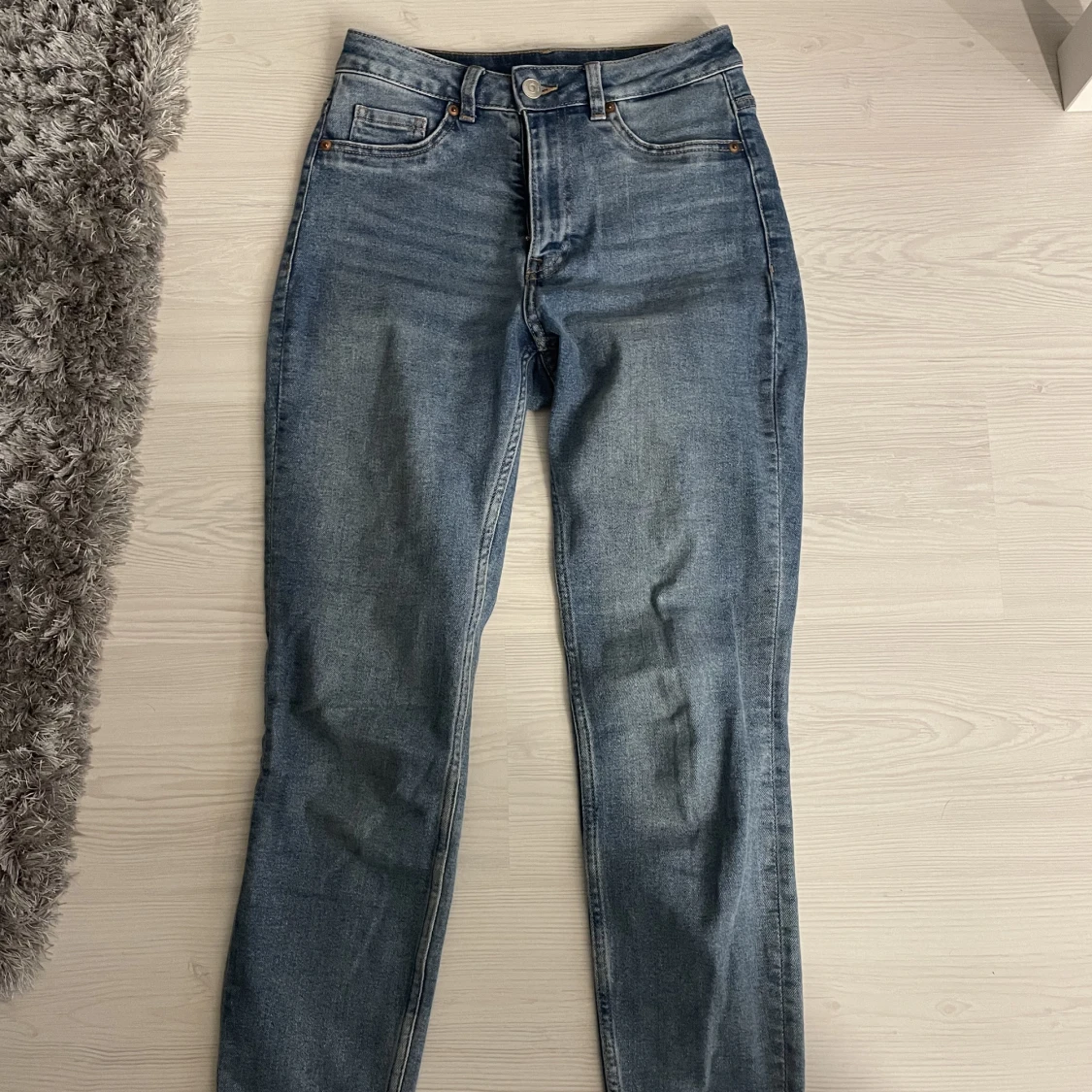 Ett par blåa skinny jeans