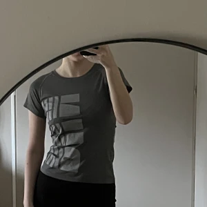 Mörkgrå träningströja PRO touch  - Träningströja i storlek xxs! Sitter jättefint och jag använt fåtal gånger. Från pro touch 