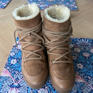 Philip Hog Skor - Asfina vinterskor från Philip Hog i färgen ”Maja Tan”🧸Nyskick! Jättebekväma och varma. Pälsfodrade på insidan. Nypris: 1300kr 😍