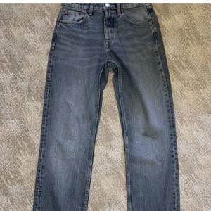 Low/mid waist jeans från Zara, endast använda 1 gång så dom är i nyskick, 