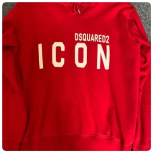 Röd hoodie - Jättefin röd hoodie i strl small. Sparsamt använd. Mycket fint skick! 