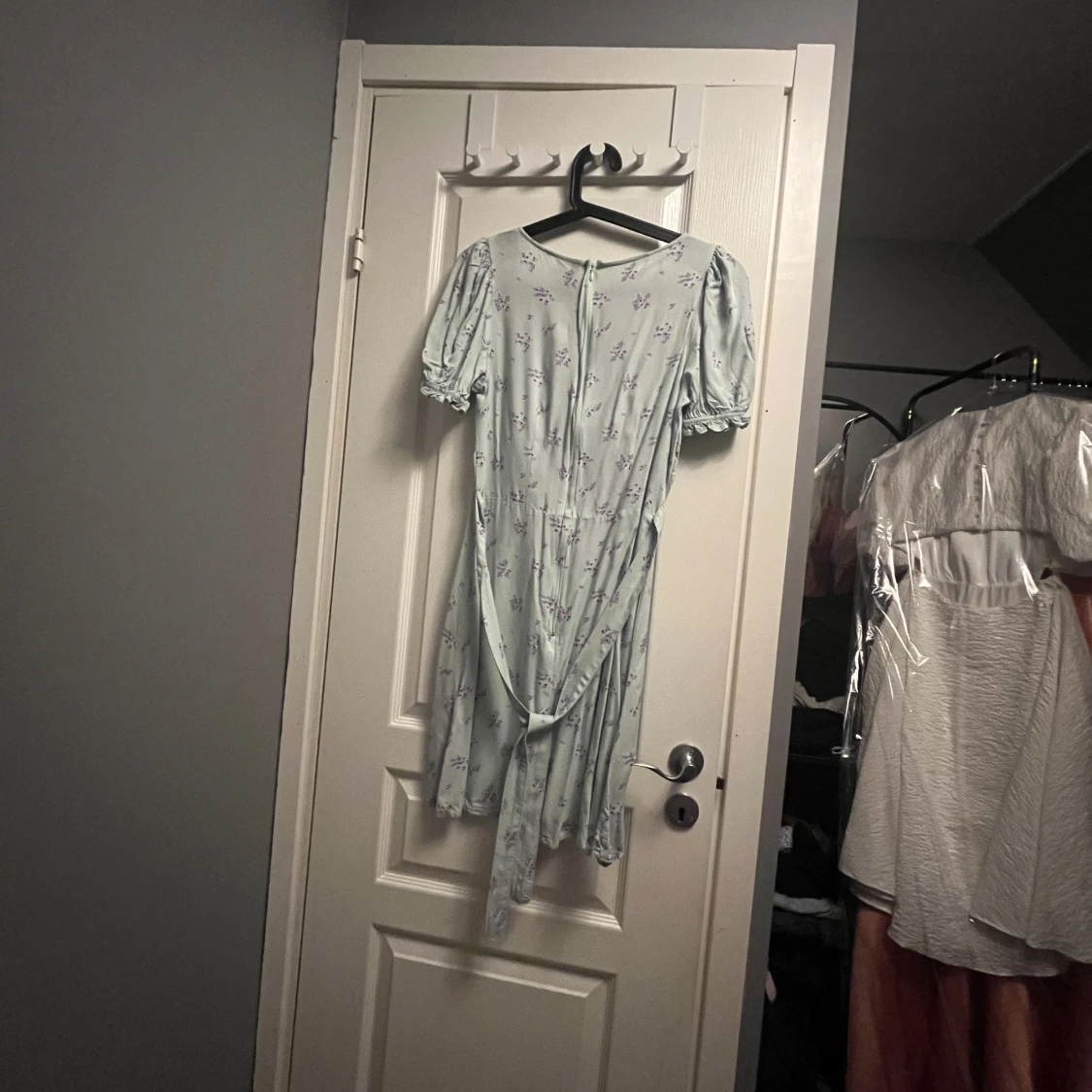 Ljusgrön blommig klänning - 91