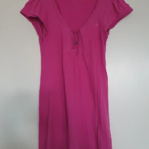 Fin tunika - En cerise tunika i bra skick. Endast använd ett psr ggr. 