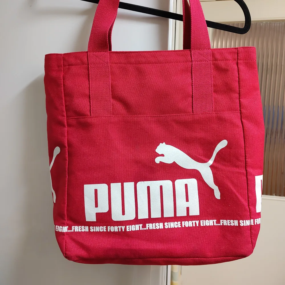 Puma väska i mycket bra skick i rosa färg.  Köpt från Stadium  . Väskor.