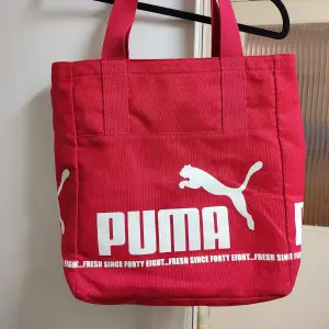 Puma väska i mycket bra skick i rosa färg.  Köpt från Stadium  