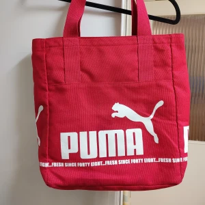 Rosa Puma väska  - Puma väska i mycket bra skick i rosa färg.  Köpt från Stadium  