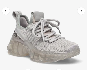 Steve Madden sneakers stl.38 - Super snygga och bekväma Steve Madden sneakers, tyvärr en halv storlek för liten för mig.  Dessa är i 38 men passar 37 då de är lite små i storleken.  Använda två gånger och därför i nyskick. Färgen är Grå   Nypris 1249kr (se sista bild)  Djur och rökfrit