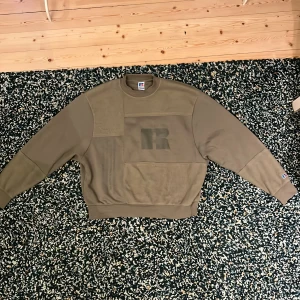 Grön u-ringad Russel tjocktröja - Säljer min Gröna Russell Athletic tröja, då jag växt ur den.