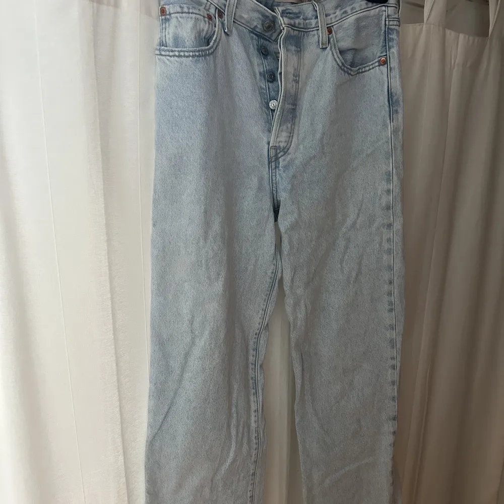 Jeans från levis i modellen ribcage straight ankle. Storlek 28/31. Använt ett fåtal gånger då dom är lite för korta för mig. . Jeans & Byxor.