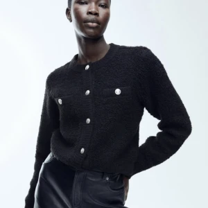 Stickad kofta  - Säljer denna superfina och trendiga kofta. Helt oanvänd💕