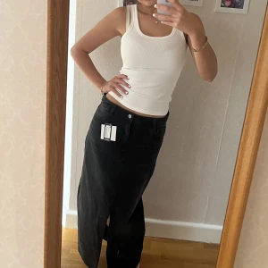 Långkjol - Säljer oanvänd mörkgrå lång kjol. 