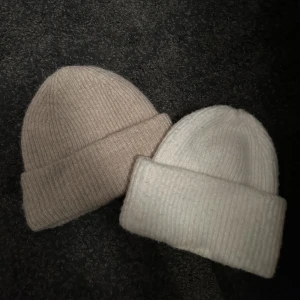 Två finns mössor - Säljer två snygga mössor!! 150kr styck. Mössorna är nya och endast testade. En är vit och en beige