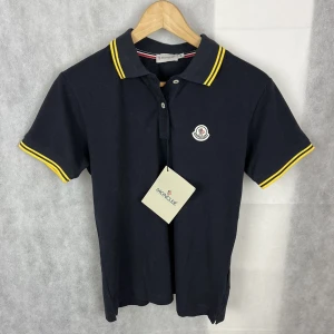 Moncler piké  - Helt ny piké från moncler! Modellen på bilden är 184 och bär storlek M, sitter dock som en S. Skriv gärna vid frågor 