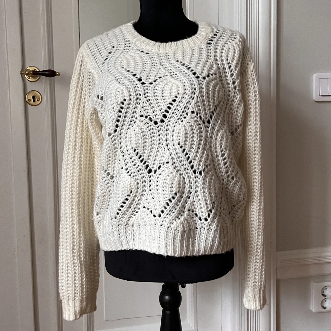 ”Hål”stickad tröja