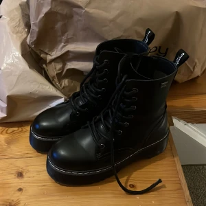 Boots  - Väldigt bra skick, använda 2 gånger. Köpta på Nelly 