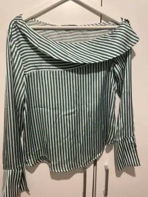 Skjortblus i vit-grön randig mönster ifrån Gina Tricot, storlek 36 (motsvarar nog S), i jätte bra skick, skriv för mer information 