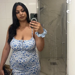 Klänning  - Säljer denna fina sommarklänningen från SHEIN aldrig använt endast bilder. 