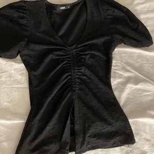 Blus - Fin tröja från bikbok, säljs även i vit💓