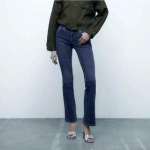 Säljer dessa low waist bootcut jeans från zara, älskar men har två likadana. Storlek 34, skriv för fler bilder❤️pris kan diskuteras 