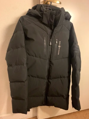 Sail Racing Jacka - Säljer en Sail Racing jacka i storlek 160 i mycket fint skick. 