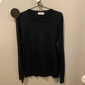 Tiger of Sweden Tröja  - En stilren finstickad pullover från Tiger of Sweden. Endast använd fåtal gånger. 100% ull. Hör av er om ni har några funderingar. 