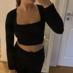 Asos Topp storlek S - Svart topp med snygg urringning fram och bak med snörning. Storlek S. Inga fläckar