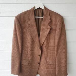 Vintage Kavaj i Tweed  - Säljer en vintage kavaj i superbt skick! Kavajen har storlek 48, vilket är ekvivalenten till storlek 44 i ordinarie kläder. Den har innerfickor på vardera sida, bröstficka och två "fickor" där fram. 