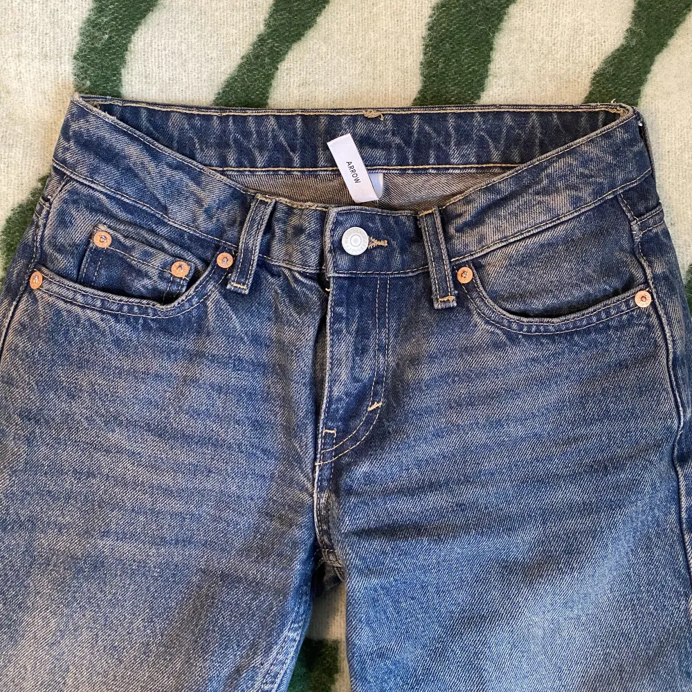 Ett par lågmidjade jeans i färgen Dusty Blue från Weekday. Supersköna och fina men passar tyvärr inte längre! I väldigt gott skick. . Jeans & Byxor.