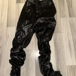 Läderbyxor - Läderbyxor med dragkedja 