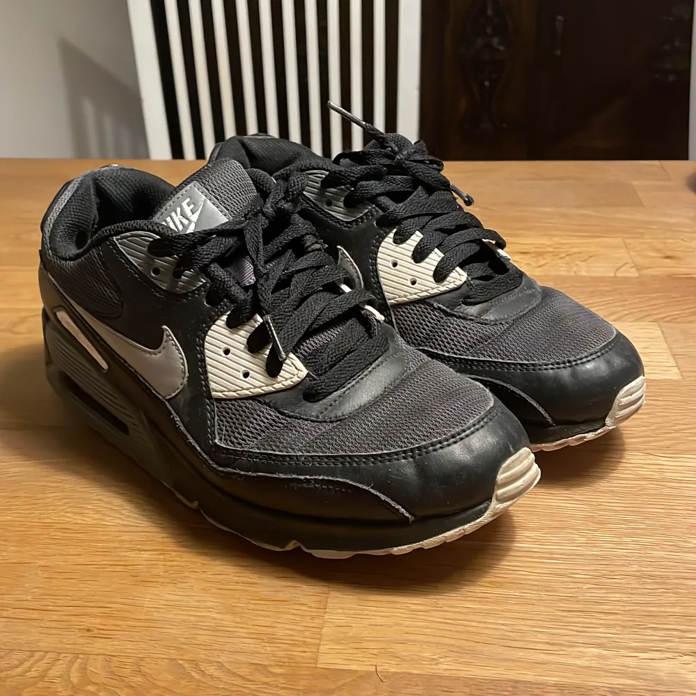 Nike air max i bra skick. Lite slitna hälen inuti skon men ger inga skav ☺️ Stl 42,5 Vintage skor!. Skor.