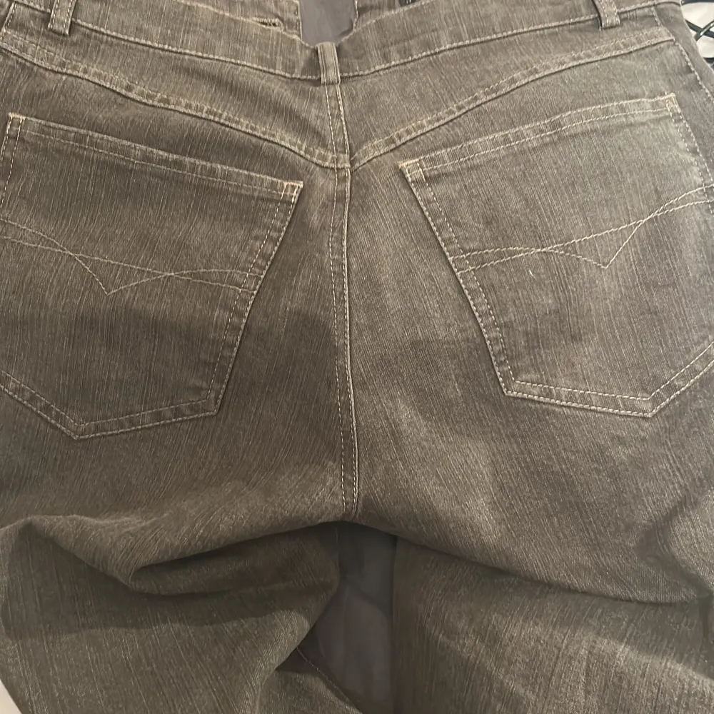 Gråbruna jeans i bra skick, säljer pga lite för små runt midjan. Vanlig midja. Storlek 28. . Jeans & Byxor.