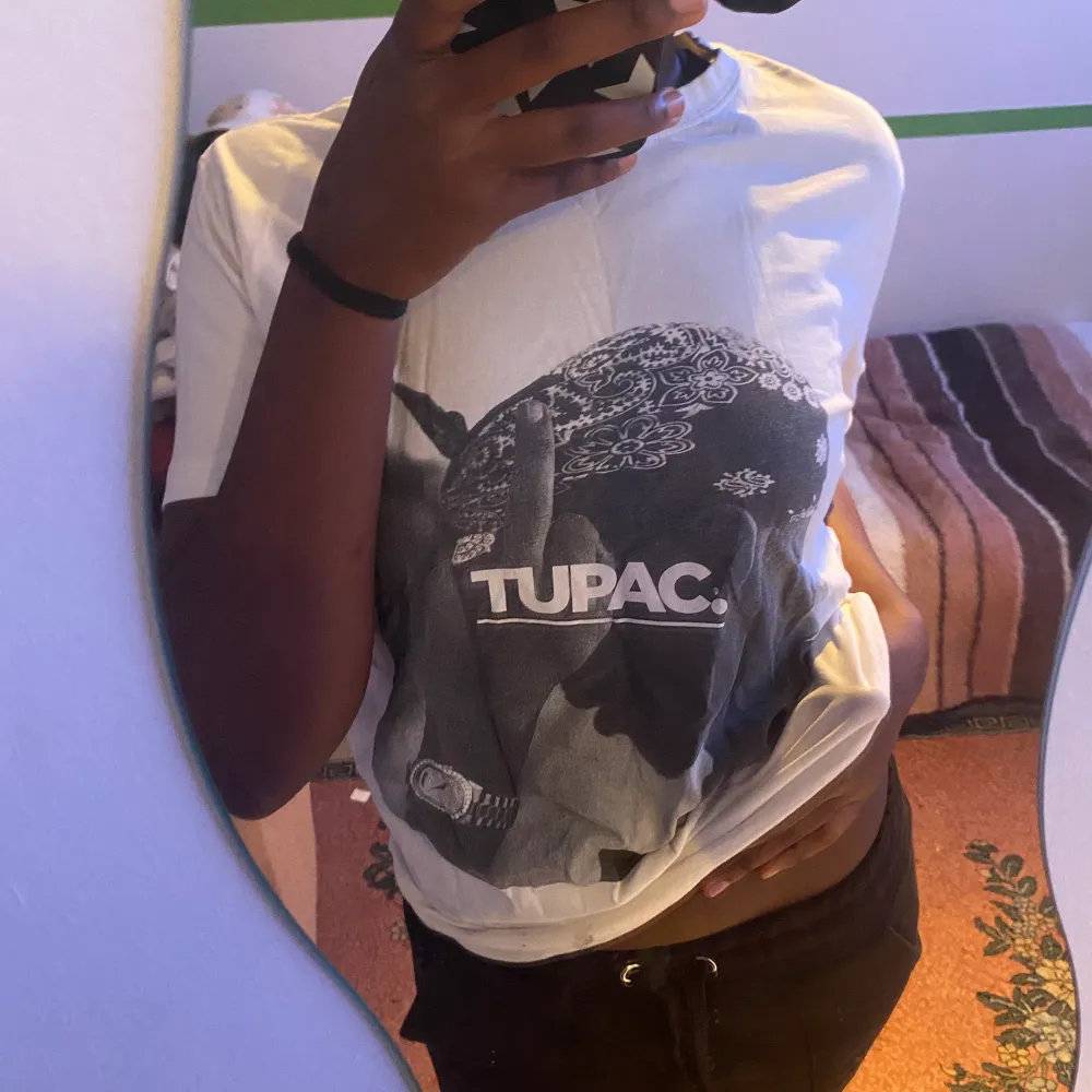 En thierry med Tupac tryck. Använd 1 gång. Bra kvalite och inga synliga fel🤍. T-shirts.