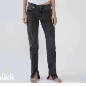 Gråa zara jeans med slits - Assnygga svart/gråa jeans med slits. Lite baggy/straightast och low waist. Pris kan diskuteras