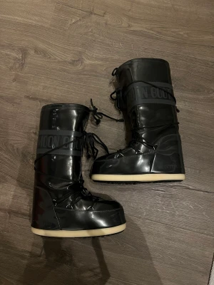 Moonboots mörkgrå - Säljer dessa snygga moonboot i nyskick. Storlek 39/41 och passar mig utmärkt som har storlek 38-39 i vanliga fall. Nypris 2285kr, mitt pris 1200! Färg: mörkgrå