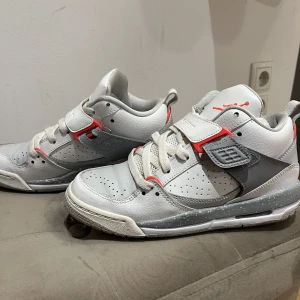 Jordan flight 45 - Säljer ett par fortfarande väldigt bra skick Jordan Flight 45 White/Gray/Coral Sneakers 644869-123 Size 36.5 eu/4.5y us. Finns att hämta i Sthlm eller köparen får stå för frakt 📦 
