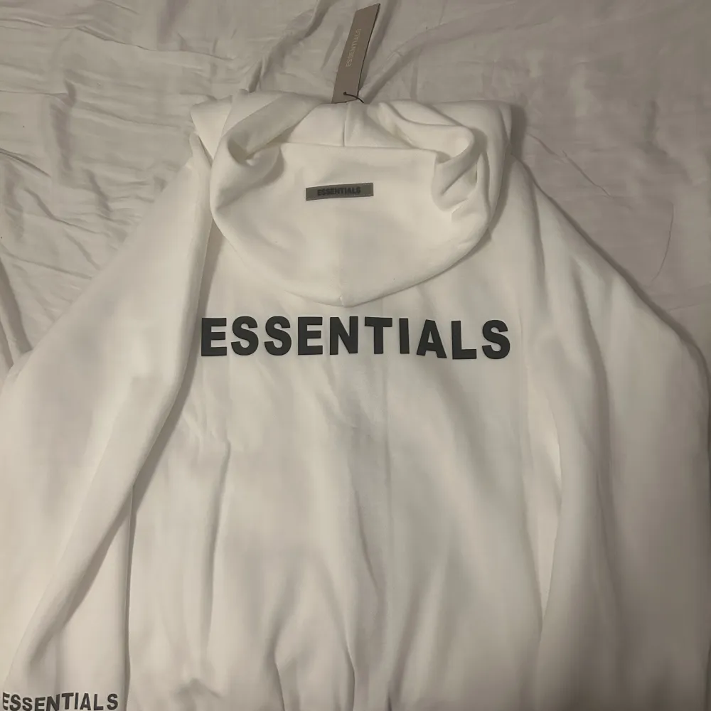 Säljer en helt ny essentials zip hoodie i färgen vit på grund av att den var lite för stor för mig.  Aldrig använd  AAA copy . Hoodies.