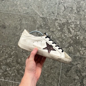 Golden goose sneakers - Säljer ett par fräscha golden goose, storlek 39. Kvitto, box, dustbag med mera medföljer (allt som fås med vid köp av nya). Fint skick utan några skador. Säljer för 1699kr, köpta nya för €455!