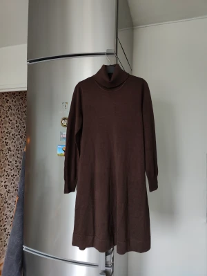 EDC by Esprit  - Helt oanvänd stickad fin klänning med polokrage. Normal i storleken. 55 % bomull och 45 % viskos. Nypris 699 kronor   https://www.esprit.se/p/stickad-miniklaenning-med-polokrage-093CC1E303.html