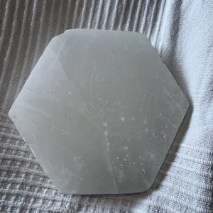 Selenitplatta - Äkta selenitplatta. Säljs för jag tyvärr inte är så intresserad av kristaller längre. Nypris på en selenitplatta är 200kr och uppåt. Den är nästan exakt 13cm bred.