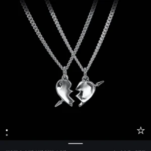 Maria Nilsdotter halsband - Jag säljer mitt halsband det som är till höger på bilden bara ena halvan, för att det inte kommer till användning längre vill byta till guld. Båda hjärtan kostade från början 3095kr säljer ena halvan för 1300kr (priset kan diskuteras)🩷man får med Ask 