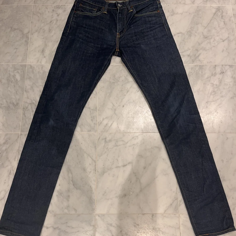 Sjukt snygga Levi’s jeans, skicket är 9/10 (liten fläck där bak) och han på bilden är 179cm lång och väger 57kg. Skriv gärna vid frågor eller funderingar🔥💯. Jeans & Byxor.