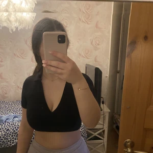 T-shirt  - T-shirt med polo krage från zara i storlek S🖤