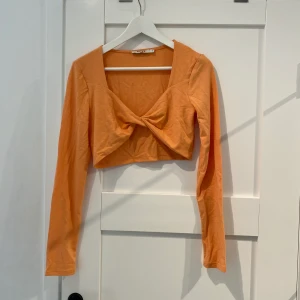 Topp NA-KD  - Säljer denna fina topp från NA-KD 🧡 