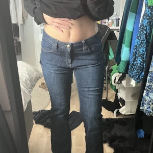 Vintage Esprit jeans - Säljer ett par super sköna och snygga jeans från Esprit. I super fint skick och super fin mörk blå färg. Storlek w30 och L32. Motsvarar s-M. Köpte dessa på Sellpy för 300kr. Bara att skriva å fråga om de är något du undrar💞