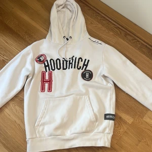 Hoodrich hoodie - Den är använd Max 5 gånger och är storlek M. Köpt på JDsports för 800kr passar tjej och kille.