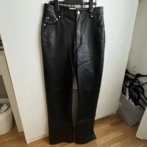 Läderbyxor - Säljer dessa fake läder byxor med straight leg och mid waist. Ett plagg som är väldigt poppis nu till hösten, perfekt med en stickad tröja. I storlek 38 men passar en 36 också. Priset går att diskuteras💞