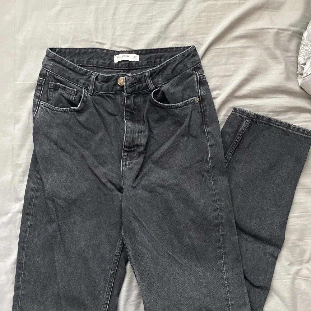 Svarta jeans från Pull & Bear! Använda men i mycket bra skick! Har en slits vid varje ankel 💕Tyvärr blivit för små så har ingen bild med de på.. Jeans & Byxor.