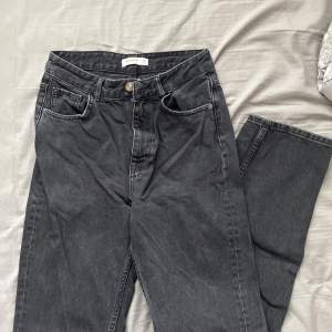Svarta jeans från Pull & Bear! Använda men i mycket bra skick! Har en slits vid varje ankel 💕Tyvärr blivit för små så har ingen bild med de på.