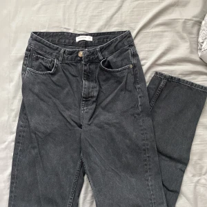 Jeans - Svarta jeans från Pull & Bear! Använda men i mycket bra skick! Har en slits vid varje ankel 💕Tyvärr blivit för små så har ingen bild med de på.