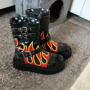 Grunge boots 37 - Nästan oanvända skor med nitar och eldsflammor. Billigare vid snabb affär.